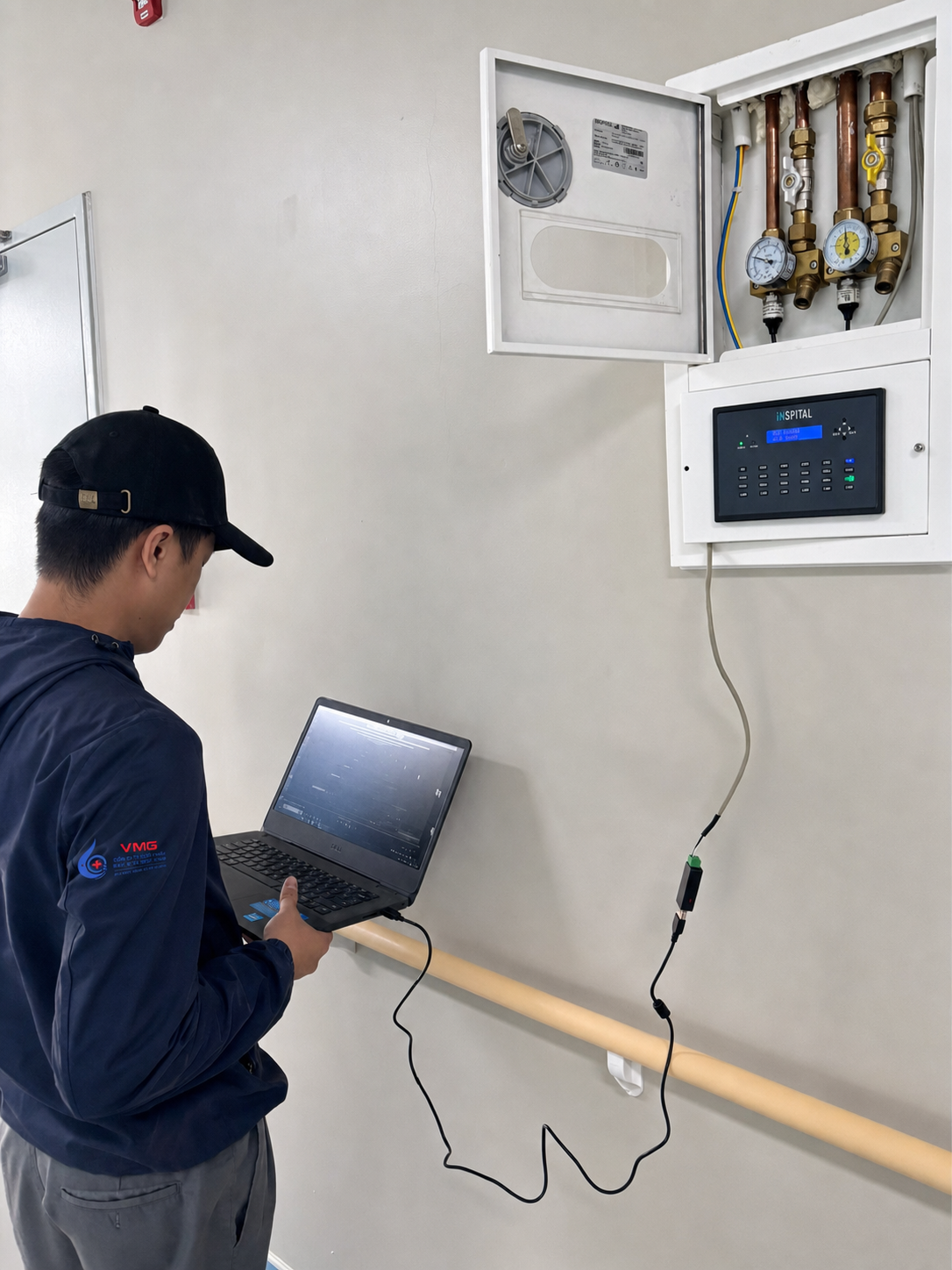 Kỹ thuật viên VMG kiểm tra van vùng và bảng giám sát khí y tế tại hiện trường