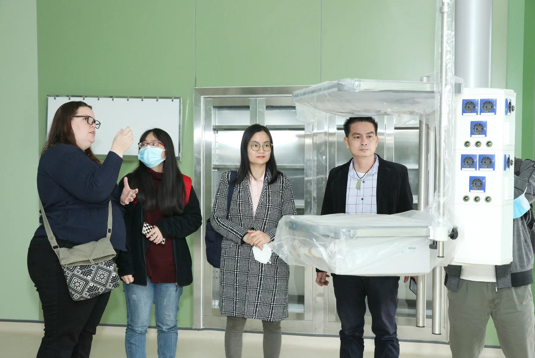 Trao đổi kỹ thuật tại vị trí lắp đặt thiết bị phòng mổ