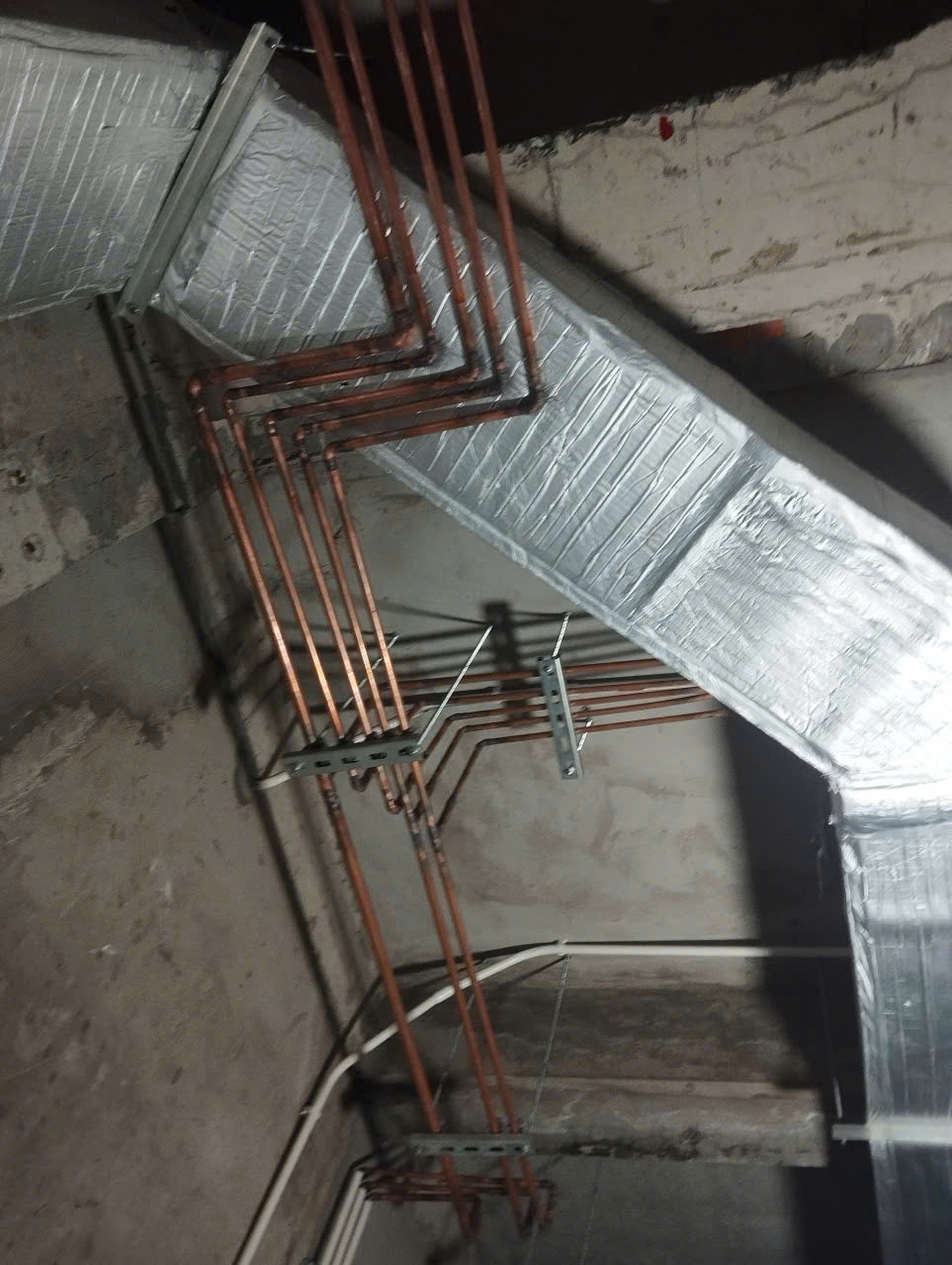 Hệ thống đường ống đang được triển khai tại Bệnh viện Đông Sài Gòn